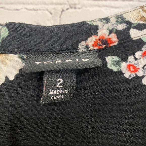Torrid Womens Tunic 2 Black Floral Print Emma Babydoll Challis Button Front - Picture 2 of 5